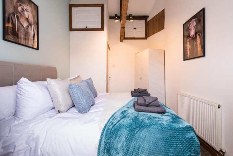 Discover what to expect from a serviced apartment stay in the UK. Enjoy flexible, comfortable accommodation with all the essentials included.