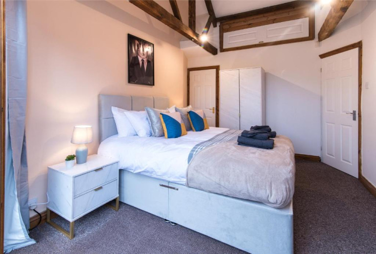 Compare weekly vs monthly accommodation in the UK. Find out which offers better value, flexibility, and comfort for your stay.